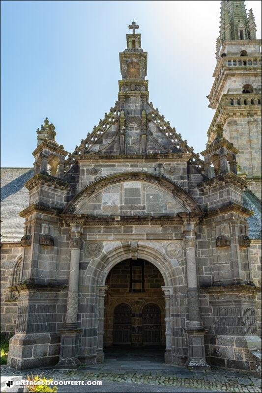 Le porche de l'église Saint-Gouesnou dans la commune de Gouesnou.