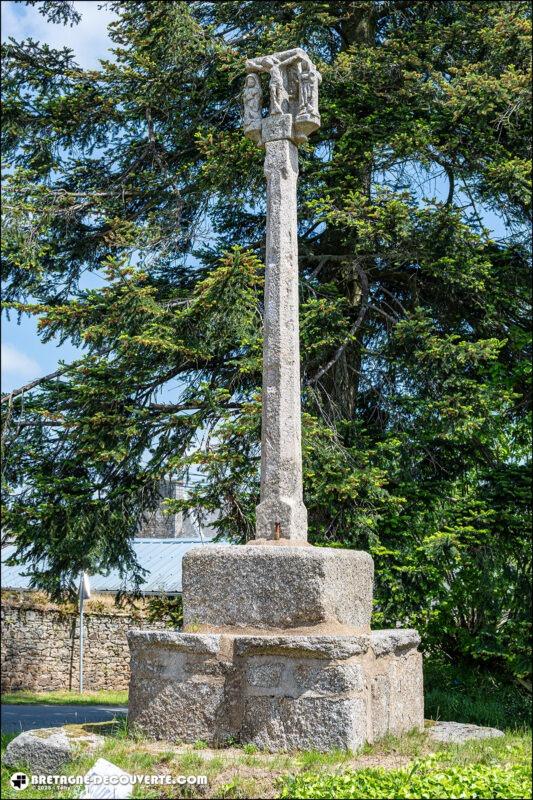 La croix de chemin de C'hevaezennou sur la commune de Bégard.