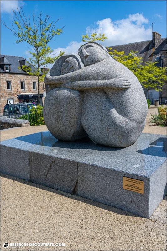 La fontaine des amoureux dans le centre-ville de Bégard.