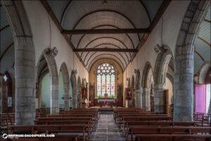 La nef de l'église Saint-Blaise de Tréglamus.