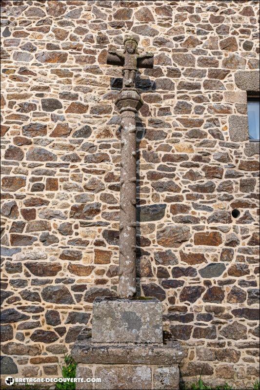 La croix du bourg de Tréglamus dans les Côtes d'Armor.