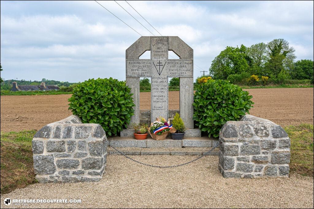 Le mémorial des martyrs de Kergoua sur les communes de Kermoroc'h et Saint-Laurent.