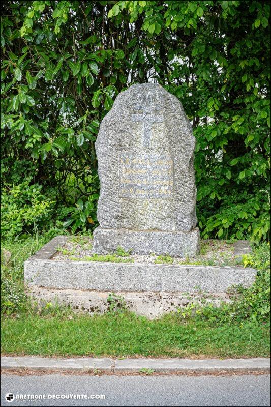 La stèle commémorative de Kerfichet sur la commune de Kermoroc'h.