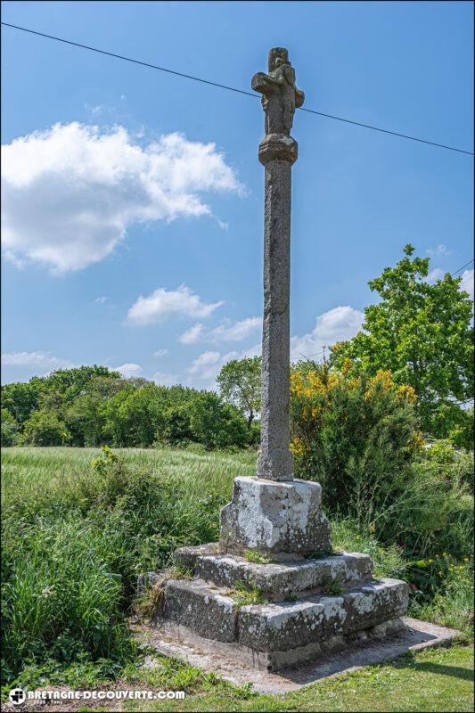 La croix de chemin de Lezuel sur la commune de Brélidy.