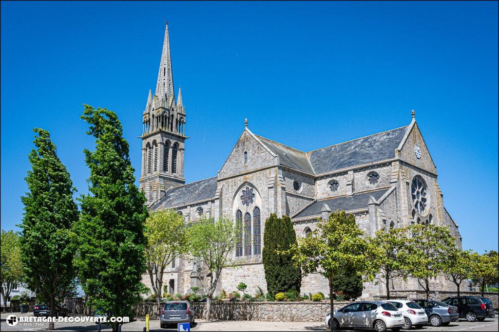 L'église paroissiale Saint-Pierre de Plouénan dans le Finistère.