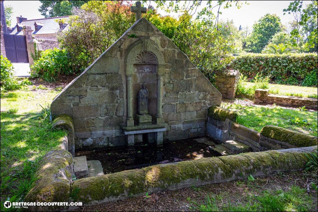 La fontaine de la chapelle Notre-Dame de Kerellon à Plouénan.