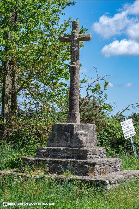 La croix de chemin de Kerudot sur la commune de Plouvorn.