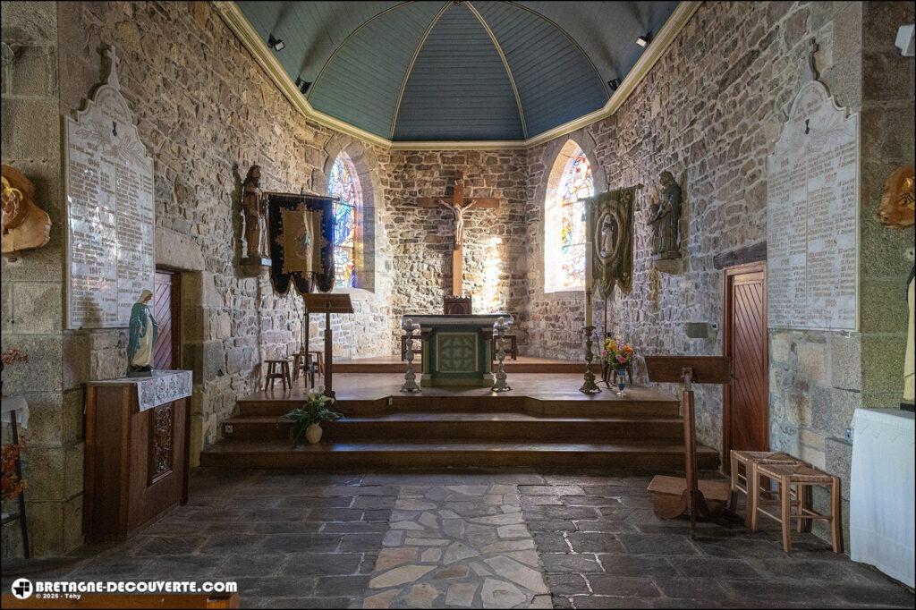 Le chœur de l'église Sainte-Anne de Lanvéoc.
