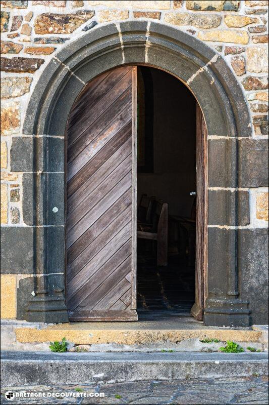 La porte de l'église de Lanvéoc.
