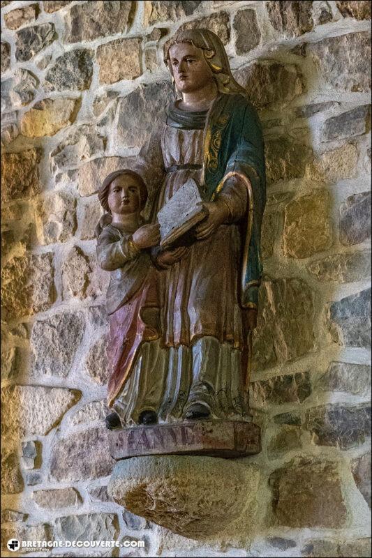 La statue de Sainte-Anne dans l'église de Lanvéoc.