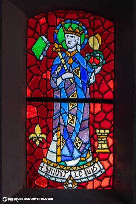 Le vitrail de saint Louis de l'église Saint-Éloi sur la commune de Roscanvel.
