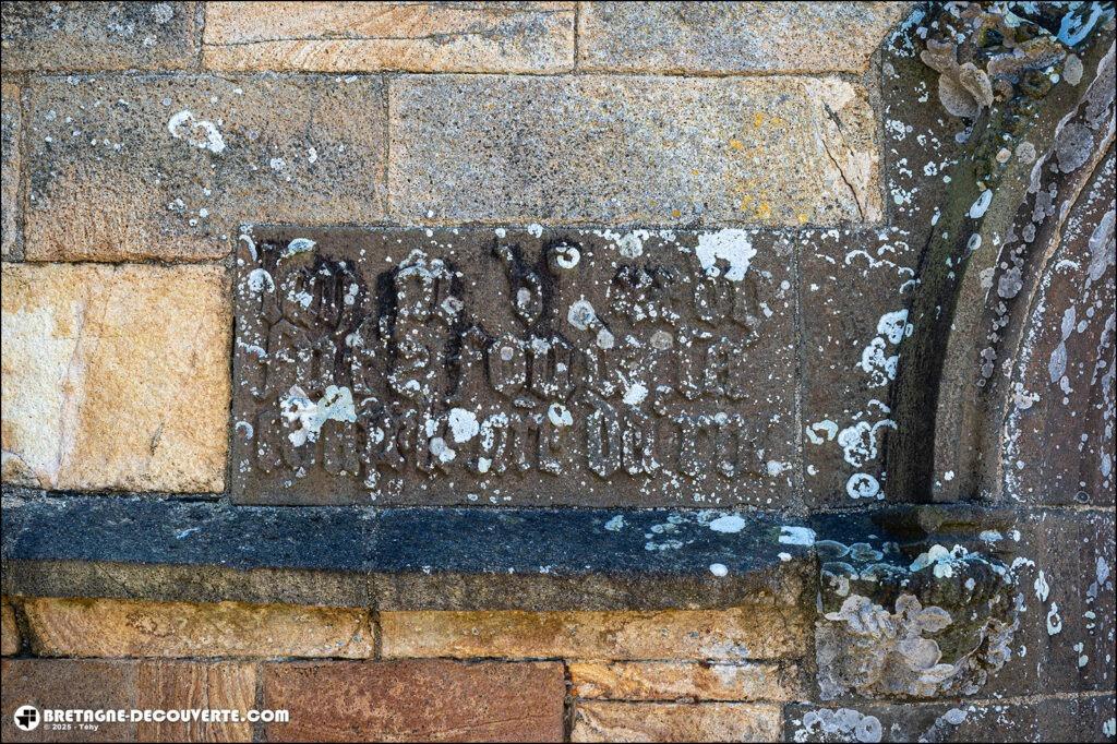 Inscription sur la façade de la chapelle Notre-Dame de Rocamadour à Camaret-sur-Mer.