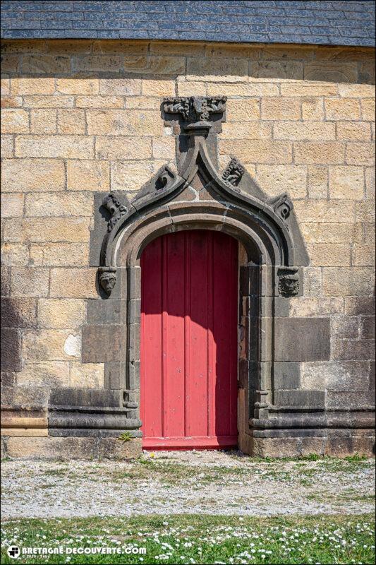 La porte sud de la chapelle Notre-Dame de Rocamadour à Camaret-sur-Mer.