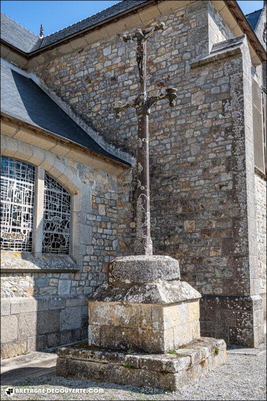 Le calvaire de l'église Saint-Rémi de Camaret-sur-Mer.