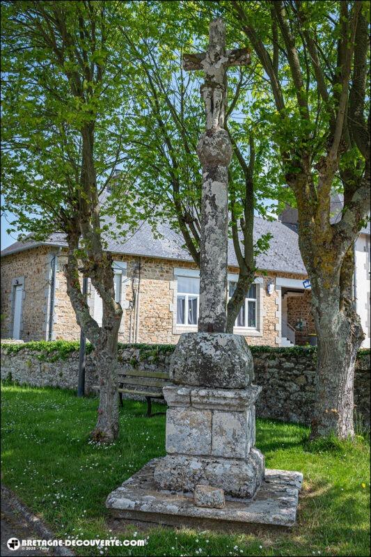 La croix du bourg sur la commune de Landébaëron.