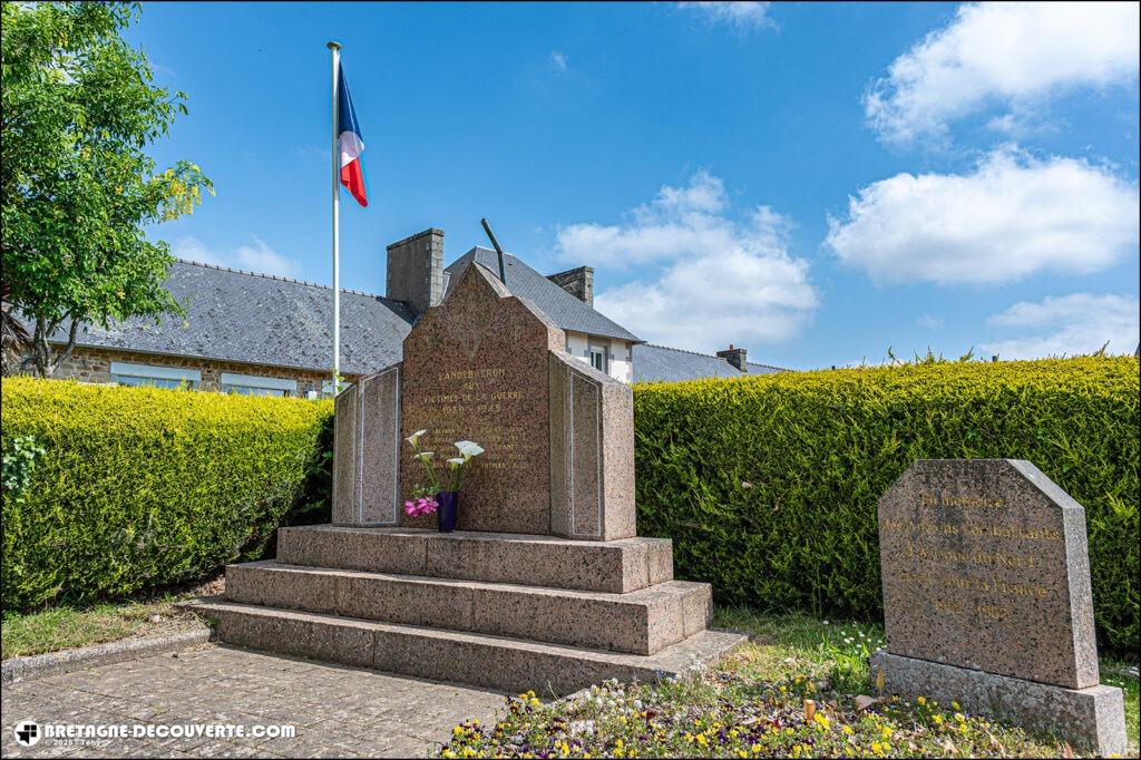 Le mémorial de la Seconde Guerre mondiale sur la commune de Landébaëron.
