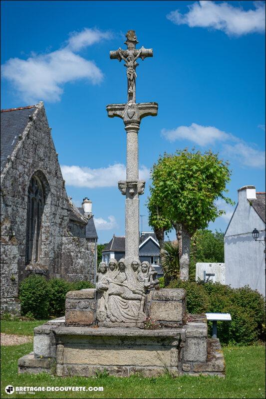 Le calvaire de la chapelle Saint-Tugdual dans le bourg de Landudal.