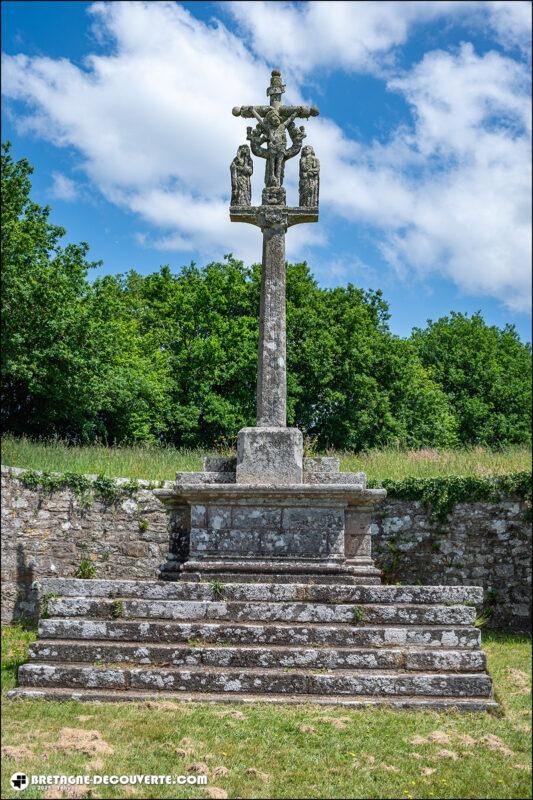 Le calvaire à la sortie du bourg de Landudal sur la route de Briec.