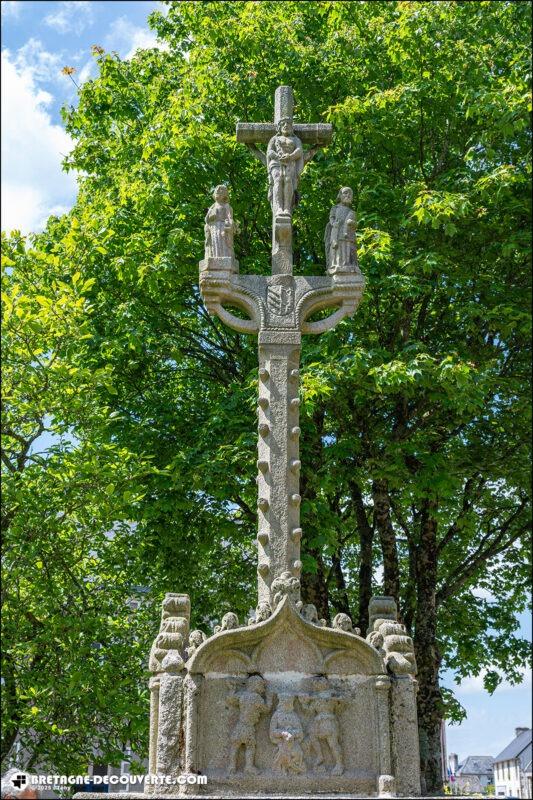 Le calvaire de l'église Saint-Gunthiern de Langolen.