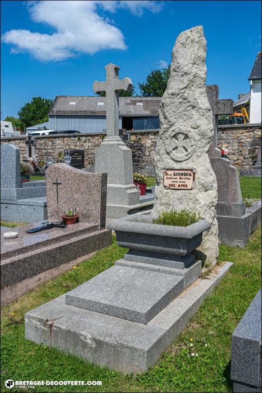 Tombe de René Scordia dans le cimetière de Langolen.