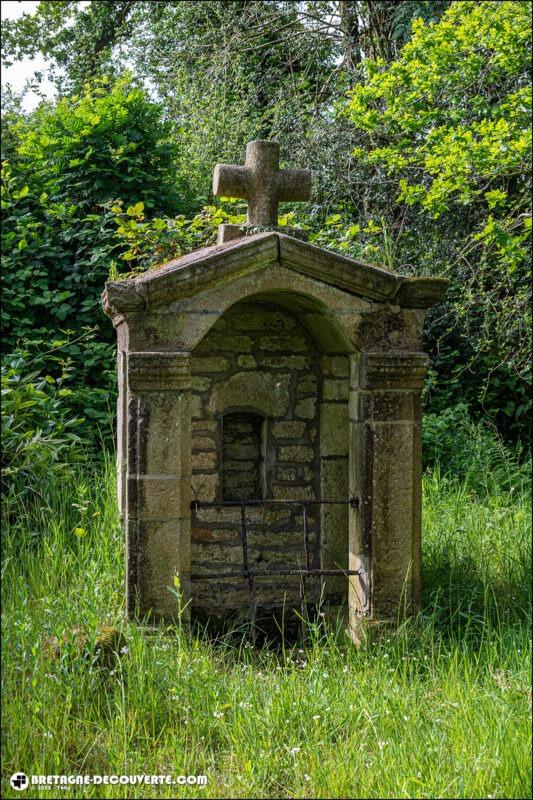 La fontaine de la chapelle Notre-Dame de Bonne nouvelle sur la commune de Leuhan.