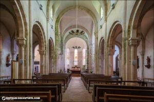La nef de l'église paroissiale Sainte-Candide de Scaër.