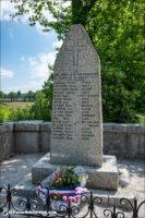La stèle du mémorial de Kernabat sur la commune de Scaër dans le Finistère.