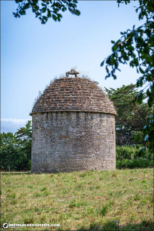 Le colombier du manoir de Kerandraon sur la commune de Mahalon.
