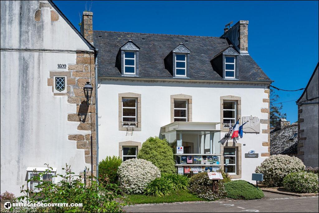 La mairie de la commune de Saint-Jean-du-Doigt dans le Finistère.