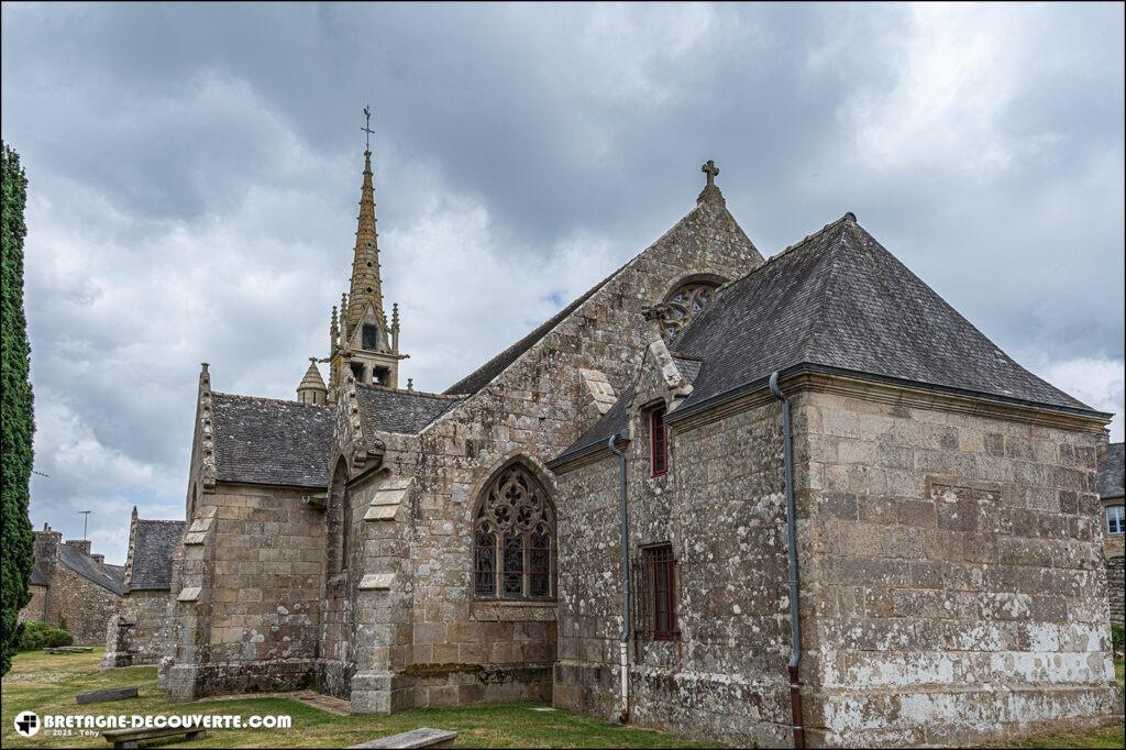 L'église Saint-Pierre sur la commune de Plounévez-Moëdec.