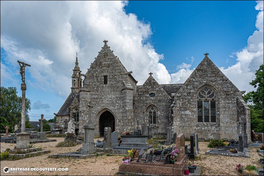 L'église Notre-Dame sur la commune de Ploumilliau.