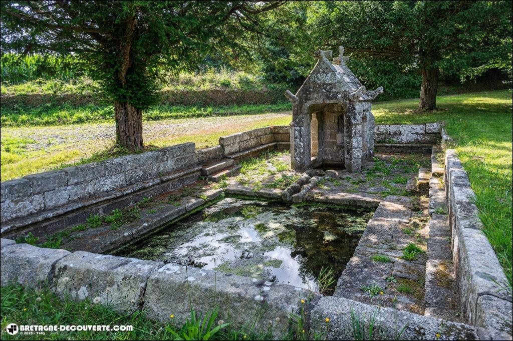 La fontaine Saint-Sylvestre sur la commune de Plouzélambre.