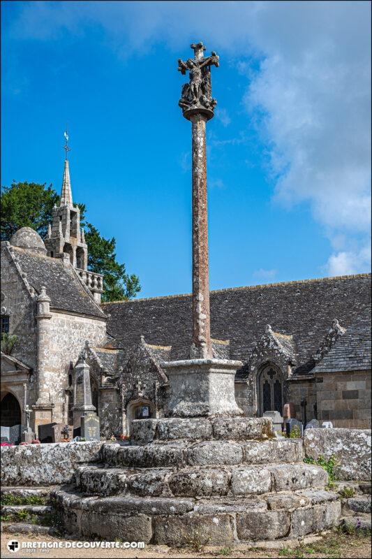 Le calvaire de l'église sur la commune de Plouzélambre.