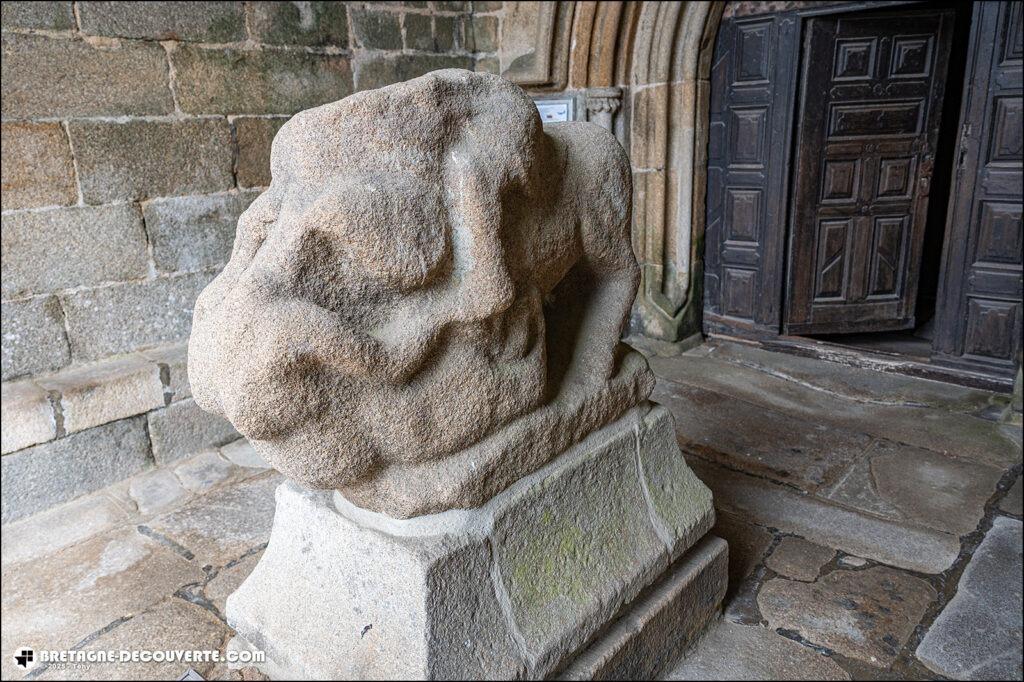 Cavalier à l'Anguipède dans le bourg d ePlouaret.