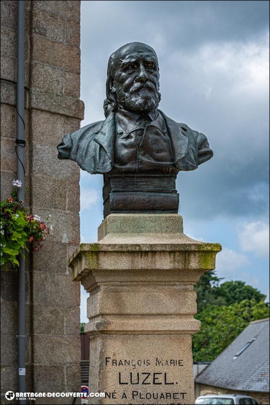 Le buste de François-Marie Luzel dans le bourg de Plouaret.