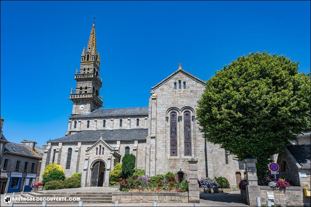 L'église Saint-Pierre-et-Saint-Paul sur la commune de Lannilis.