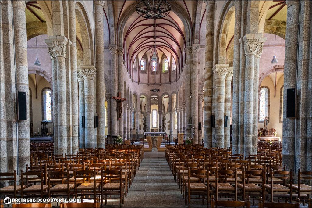 La nef de l'église Saint-Pierre-et-Saint-Paul sur la commune de Lannilis.