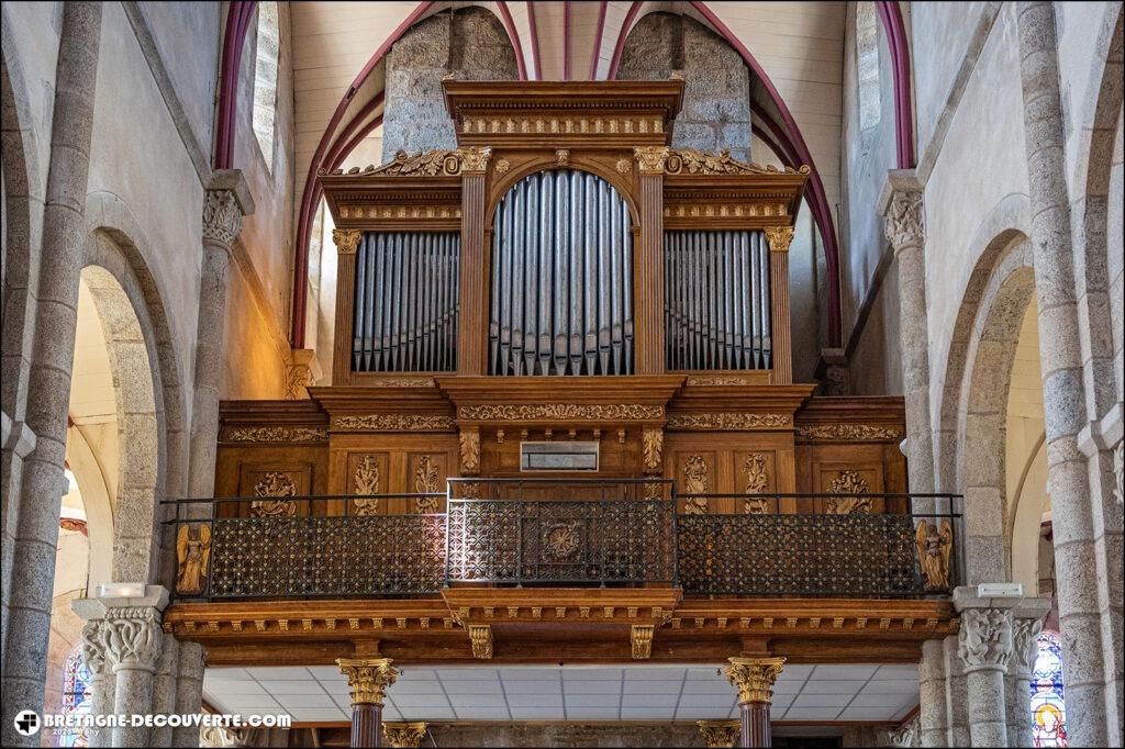 L'orgue de tribune dans l'église Saint-Pierre-et-Saint-Paul de Lannilis.