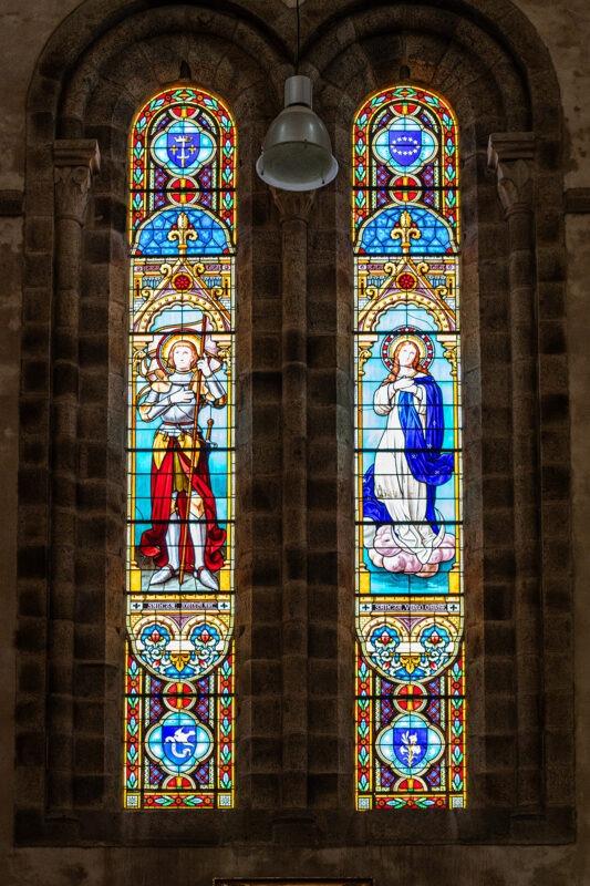 Vitrail de sainte Jeanne-d'Arc et de l'Assomption dans l'église Saint-Pierre-et-Saint-Paul de Lannilis.