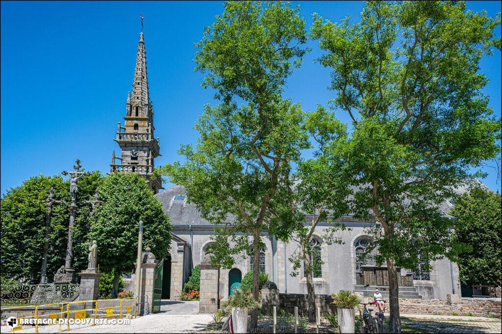 L'église Saint-Pierre-et-Saint-Paul sur la commune de Plouguerneau.