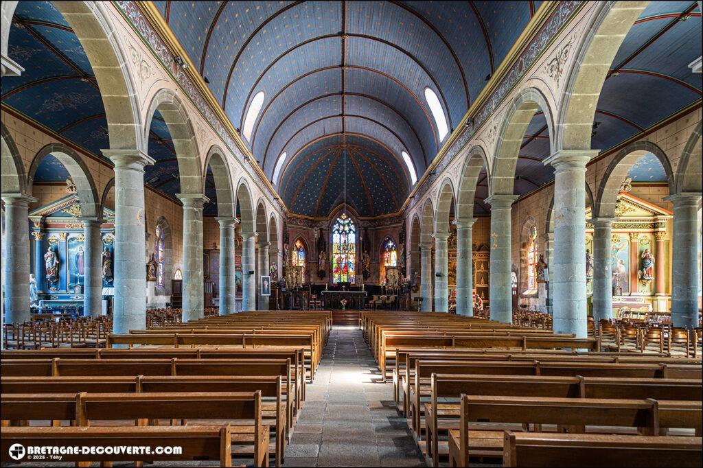 La nef de l'église Saint-Pierre-et-Saint-Paul sur la commune de Plouguerneau.