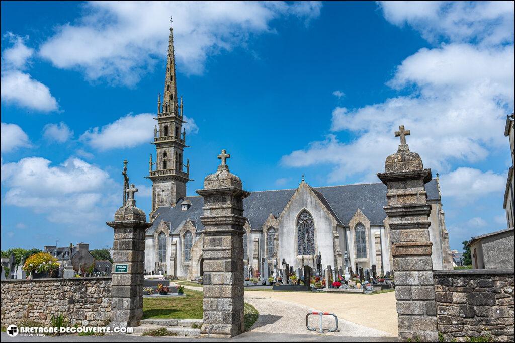 L'église Saint-Yves sur la commune de Ploudaniel.