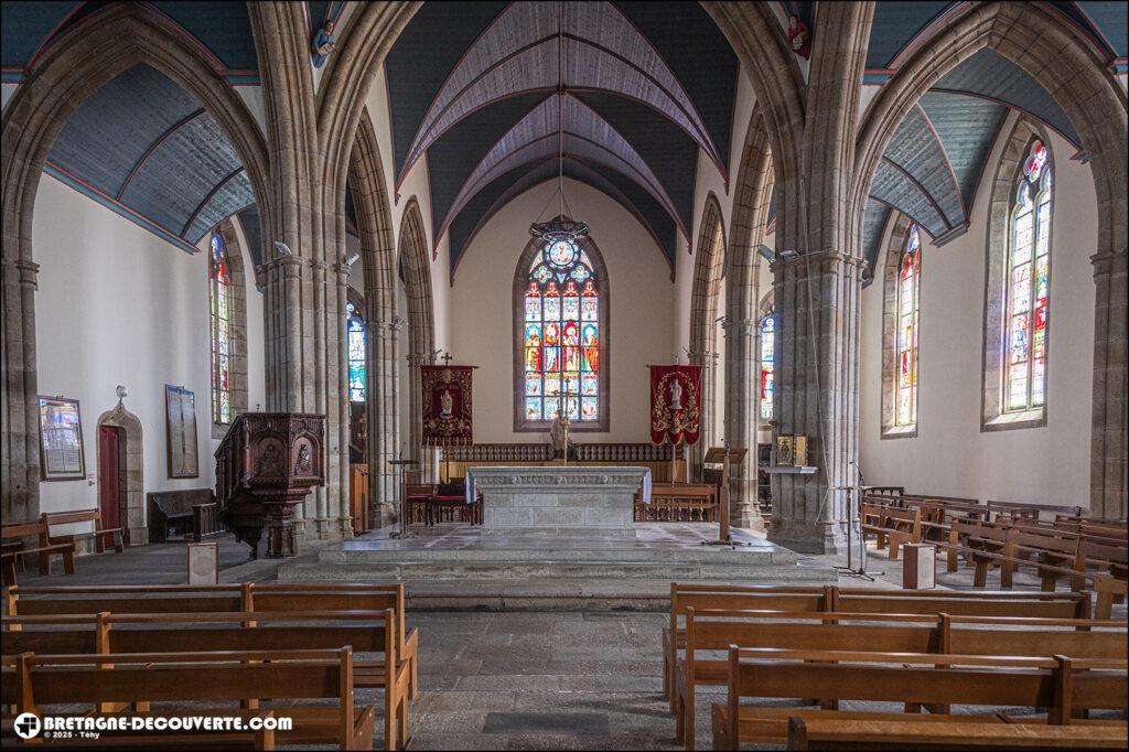 La nef de l'église Saint-Yves de Ploudaniel.