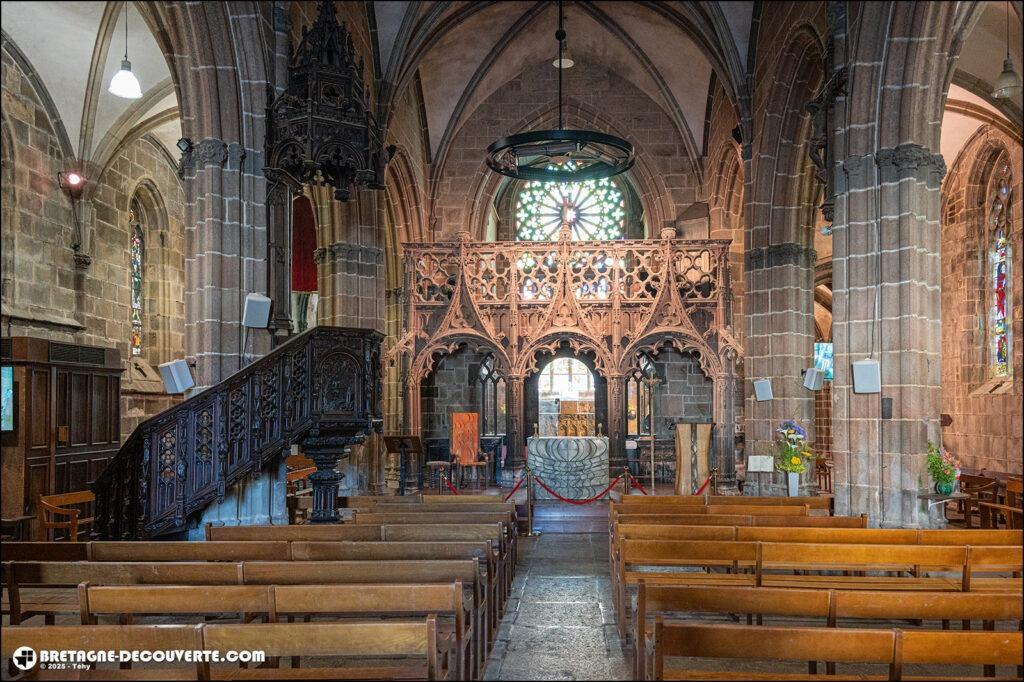 La nef de la basilique Notre-Dame sur la commune du Folgoët.