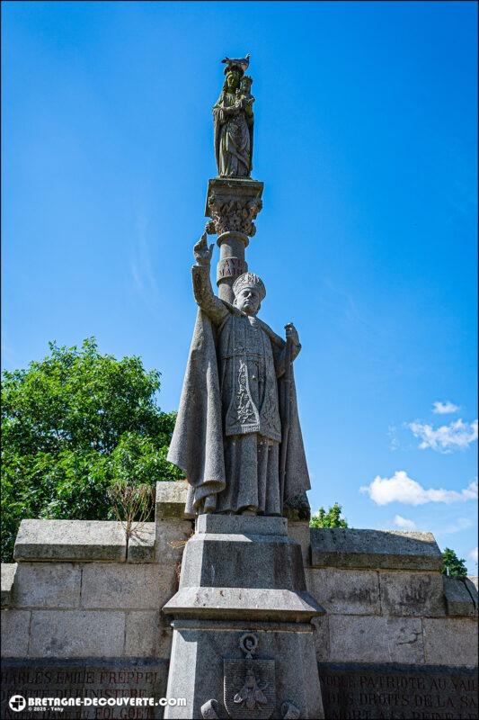 La statue de Mgr Freppel sur la commune du Folgoët.