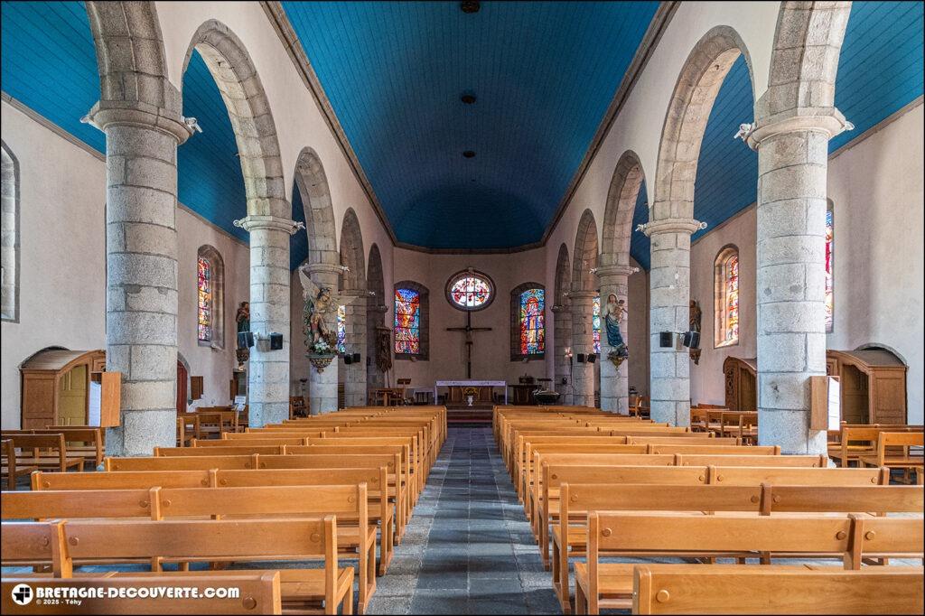 La nef de l'église Saint-Michel sur la commune de Lesneven.