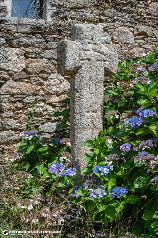 L'ancienne croix de Ménic an tri person sur la commune de Lesneven.