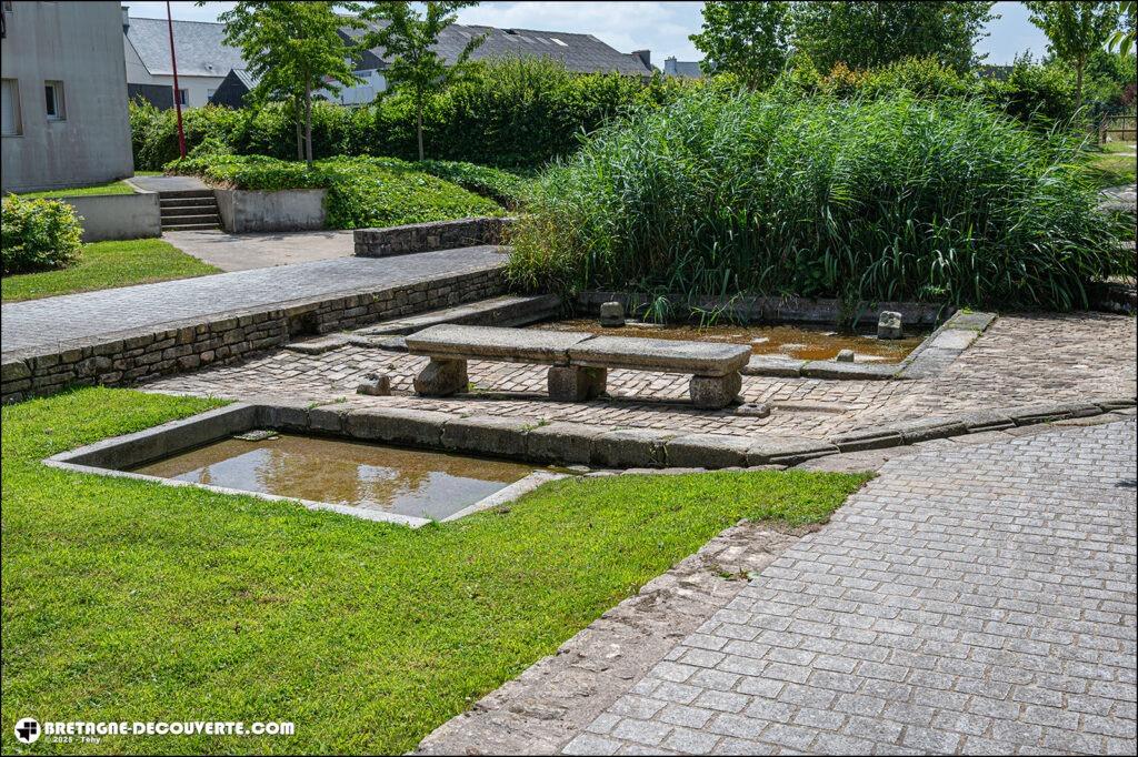 La fontaine lavoir dans le bourg de Lesneven.