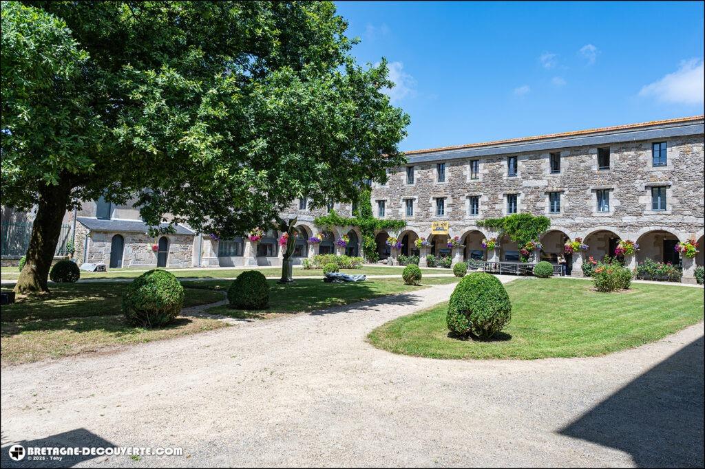 L'ancien couvent des Ursulines sur la commune de Lesneven.