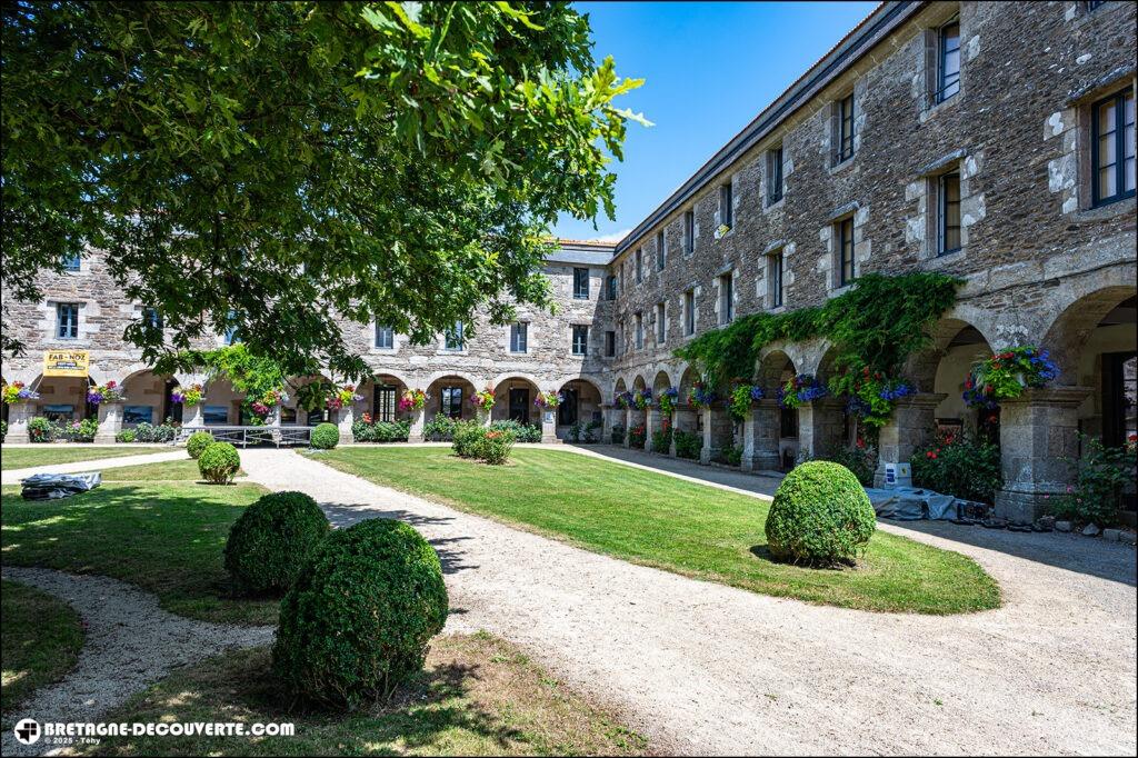 L'ancien couvent des Ursulines sur la commune de Lesneven.